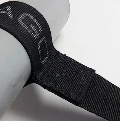 sangle de sport noir pour squat. couture triplée avec du fil 30 résistant en extérieur