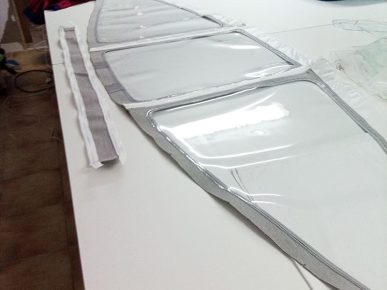 Travail en cours d'une capote étalé sur le plan de travail.