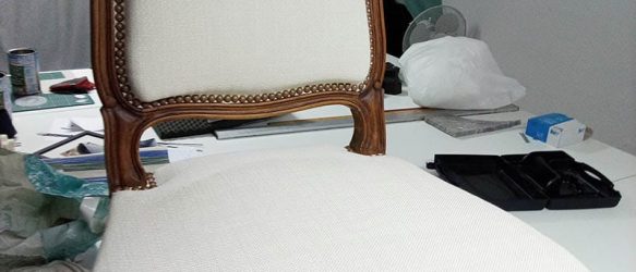 chaise de style recouverte avec un nouveau tissu écru de chez Casal. Finition clous de tapissier.