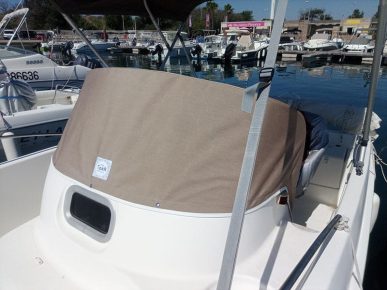 housse de console beige chiné d'un petit bateau moteur