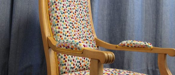 fauteuil voltaire enfant. rénové en éclaircissant le bois. vernis chêne claire et tissu Casal fond ecru et petits pois en velours multicolore