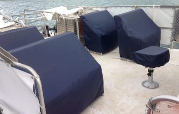 housse de protection des banquettes et du siège pilote d'un bateaux pour promener des touristes