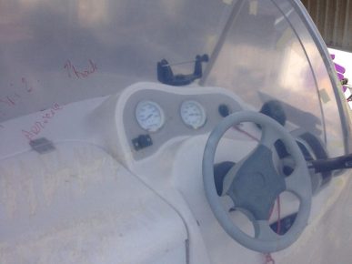 photo de prise de gabarit sur une console de bateau moteur