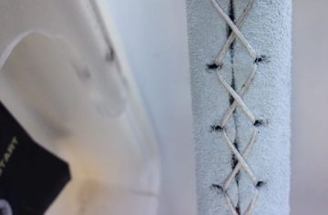 zoom couture main croisée, de gainage de barre à roue