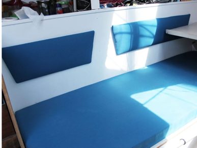 banquette bleu intérieur de voilier