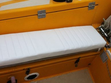 coussin de cockpit de petit voilier. alternance de lisse et cotes en simlili cuir blanc marin