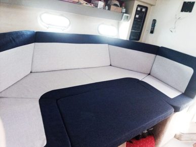 carré intérieur de bateau moteur refait à neuf en bicolore gris clair et bleu marine tissu relieffé