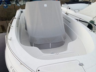 housse de console gris claire sur un bateau moteur