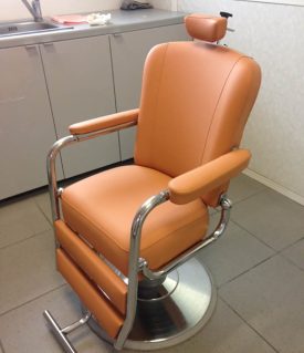 fauteuil médicale vintage refait dans un simili cuir cognac