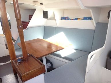 intérieur d'un voilie. dossiers et assises d'un carré refait en bleu clair de chez Sunbrella. Mousses découpées sur mesure