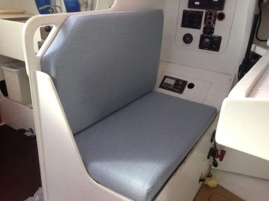 dossier et assise de table à carte de voilier refait en tissus bleu clair de chez Sunbrella. Mousse HR