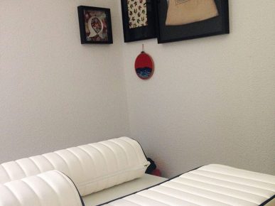photo de plusieurs coussins d'un bateau moteur poser sur un plan de travail. coussin restangulaire et dossier 