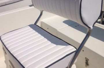 assise et dossier de siège pilote de bateau moteur. Simili cuir marin à côtes blanc et bordure en passepoil bleu marine