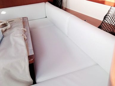 carre interieur d'un voilier Oceanis en simili cuir blanc