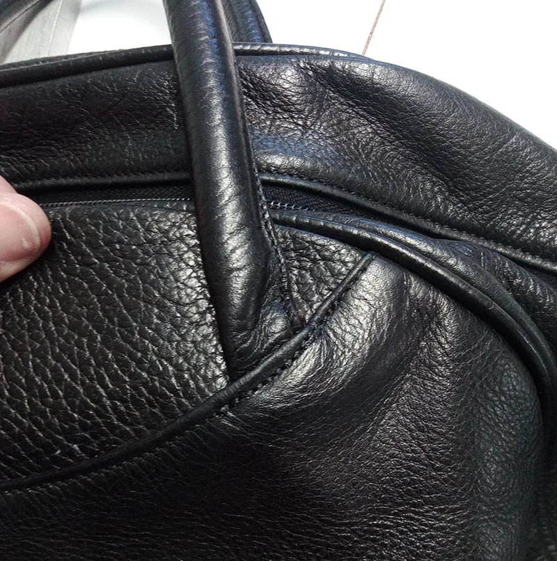 reparation des coutures d'un sac en cuir
